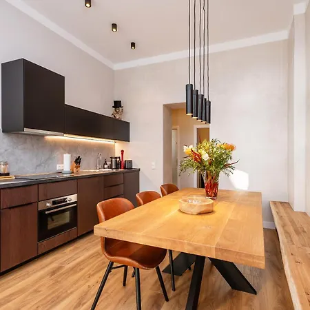 Trendy At Ostkreuz *